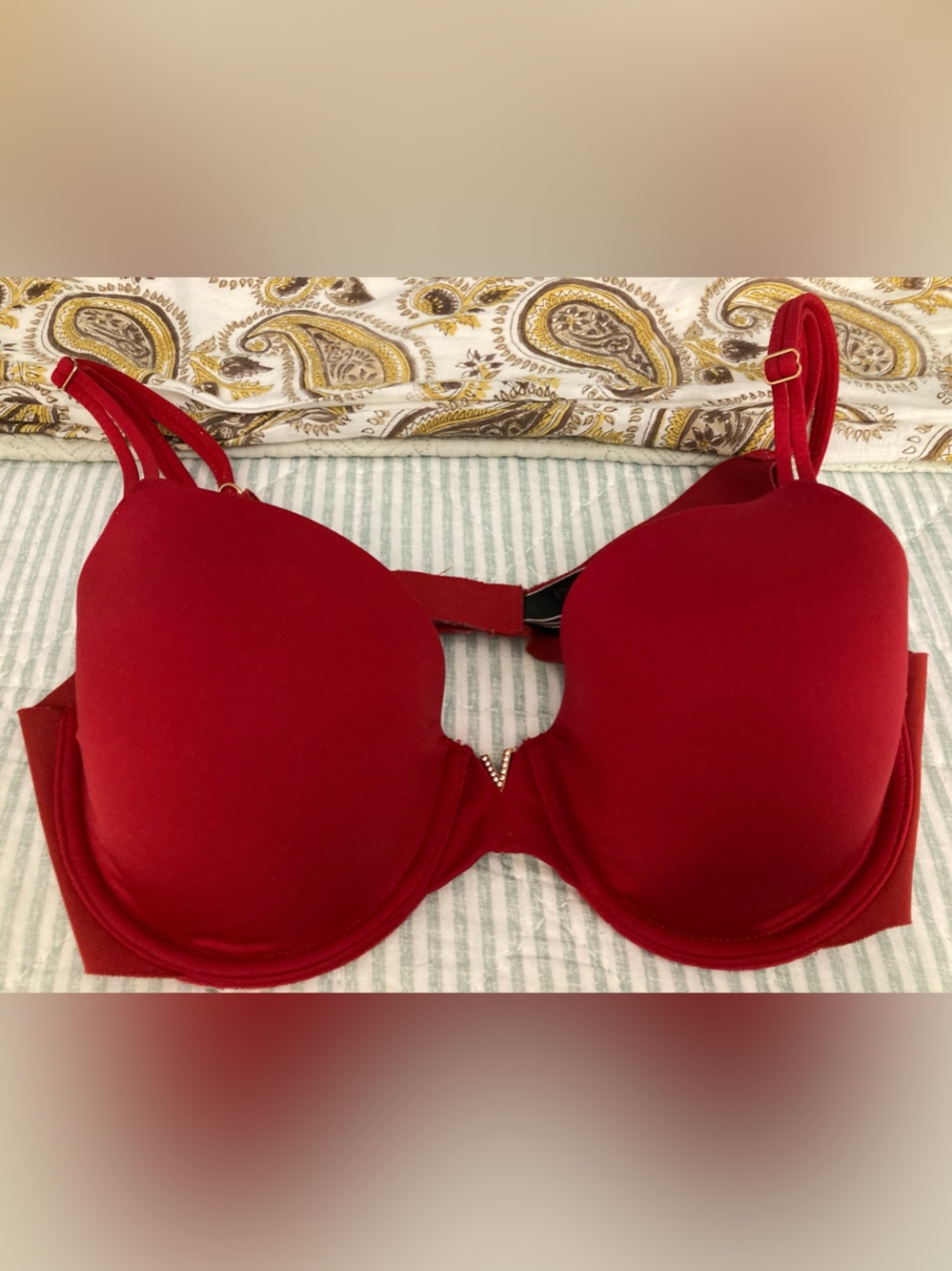 Victoria Secret Lined Perfect Coverage 32D Rhinestone V 


Floral All Over Print